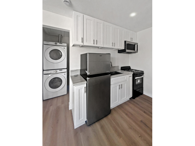 Renovated Private Studio - In Unit Laundry