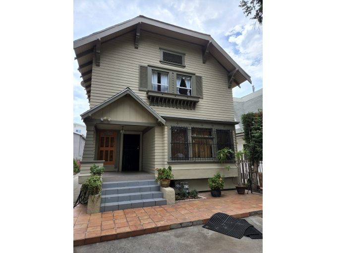 5 BED 4 BATH, ONE BLOCK FROM CAMPUS