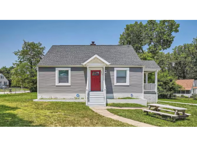 Furnished private suite in home